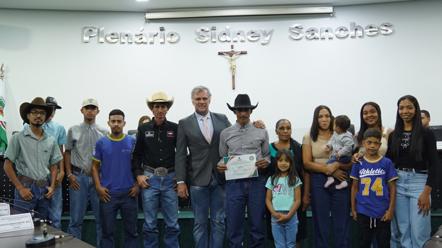 Oito segundos de glória: peão de Nova Andradina vence rodeio e recebe homenagem
