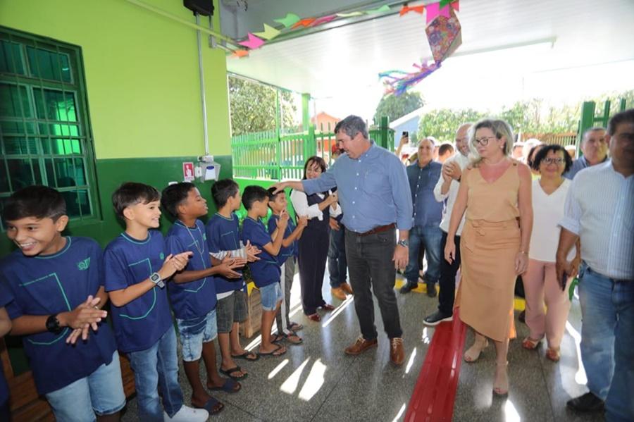 Governador visita escola em Nova Andradina; ao lado dele a diretora Ediana (Foto: Saul Schramm/Secom/Arquivo)