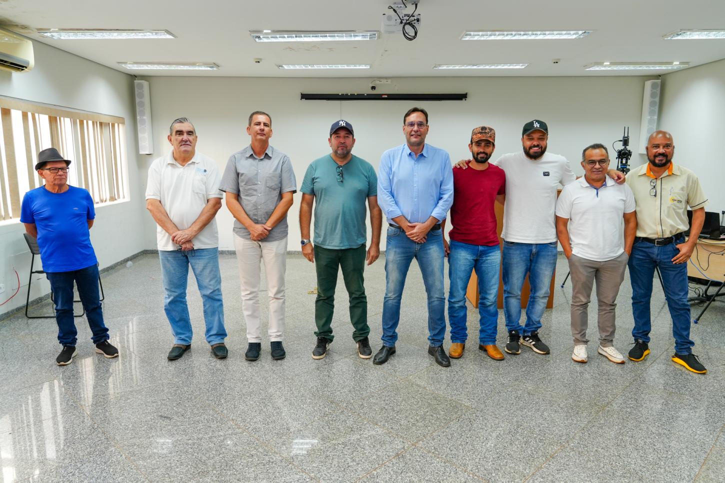 refeito Dr. Leandro e vice Arion, ladeados pela imprensa local, falada e escrita - Foto: Cogecom