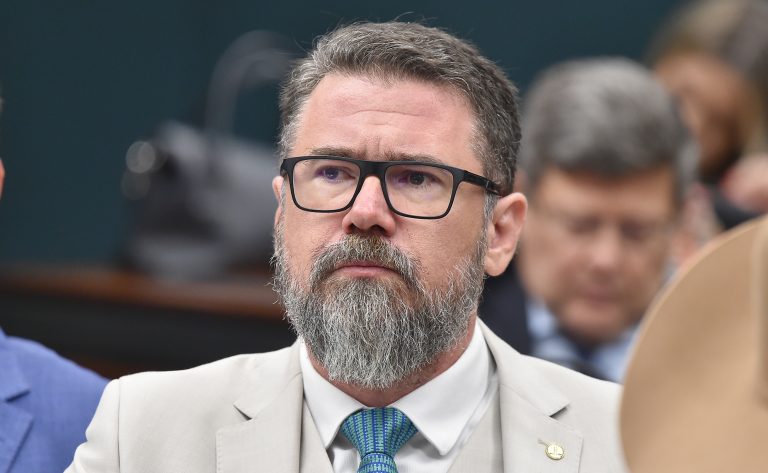 Projeto repassa ao empregado a responsabilidade pelo recolhimento de encargos trabalhistas