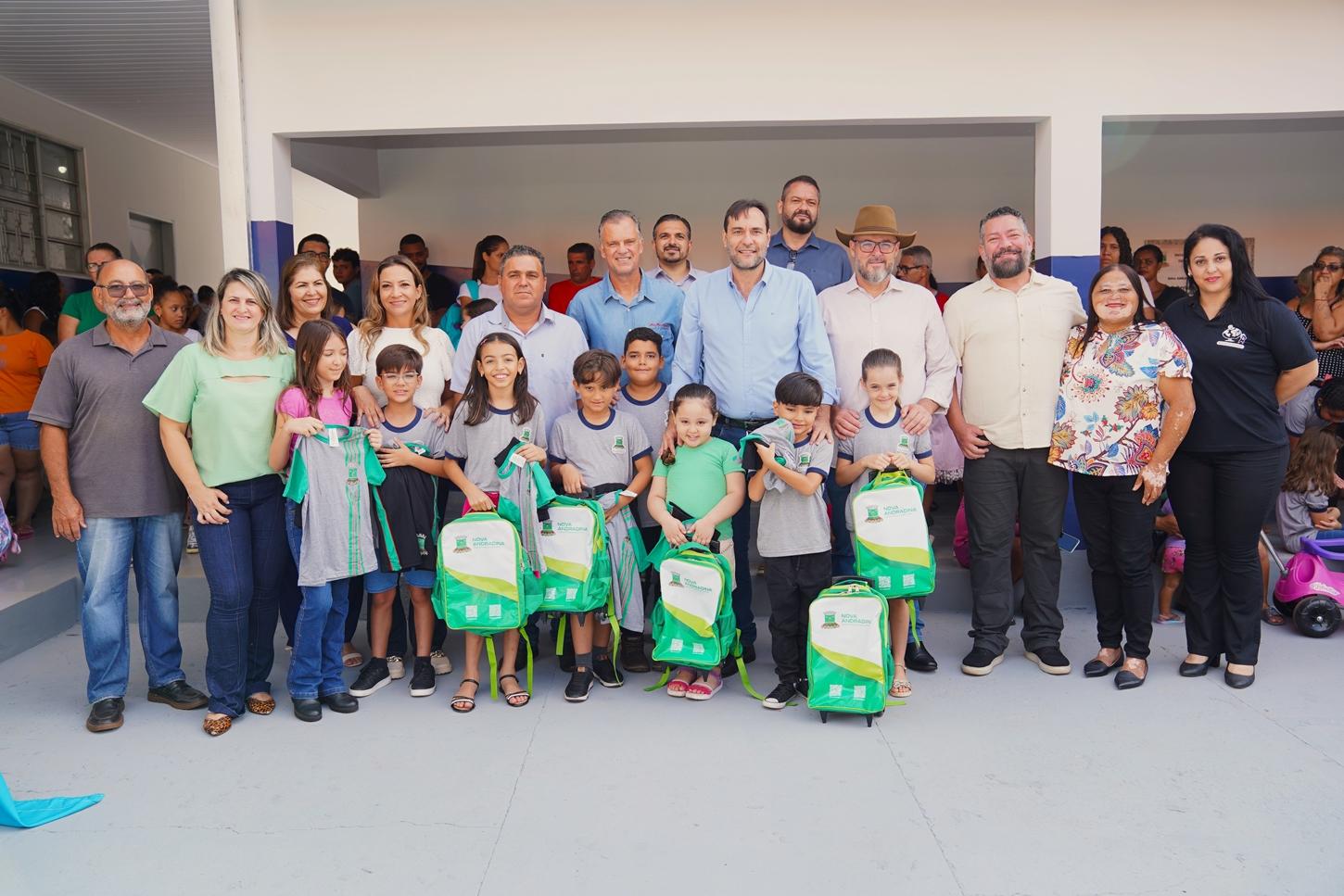 Investimento de R$ 5 milhões garante entrega inédita de kits e uniformes a 7 mil alunos no primeiro dia de aula