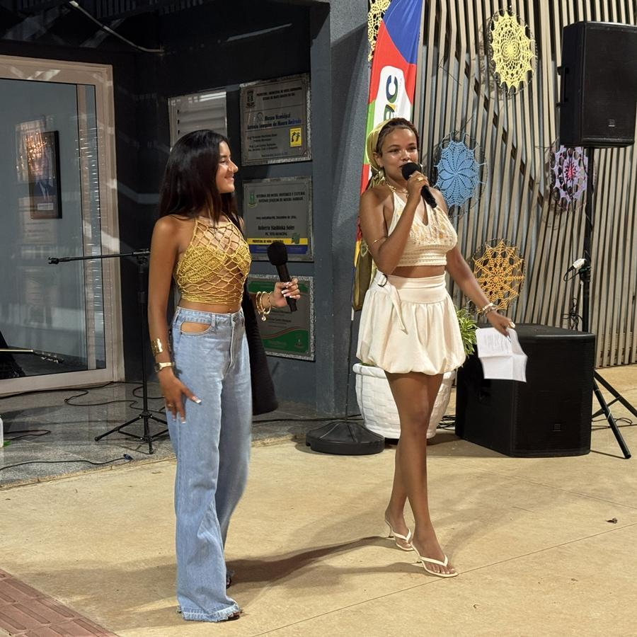 Kamy Vitória e Ana Flores declamaram poesias que encantaram o público. Foto: Funac