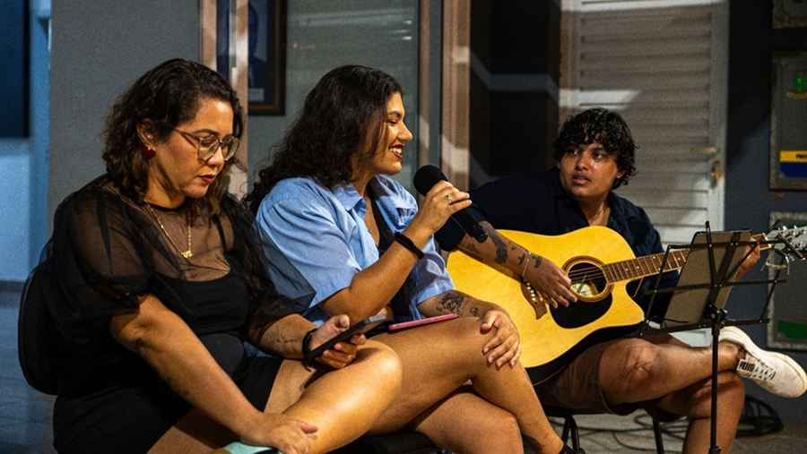 As artistas Mary Celina, Nanda Nóbrega e Lara Ferreira abriram a noite com interpretações. Foto: Cogecom
