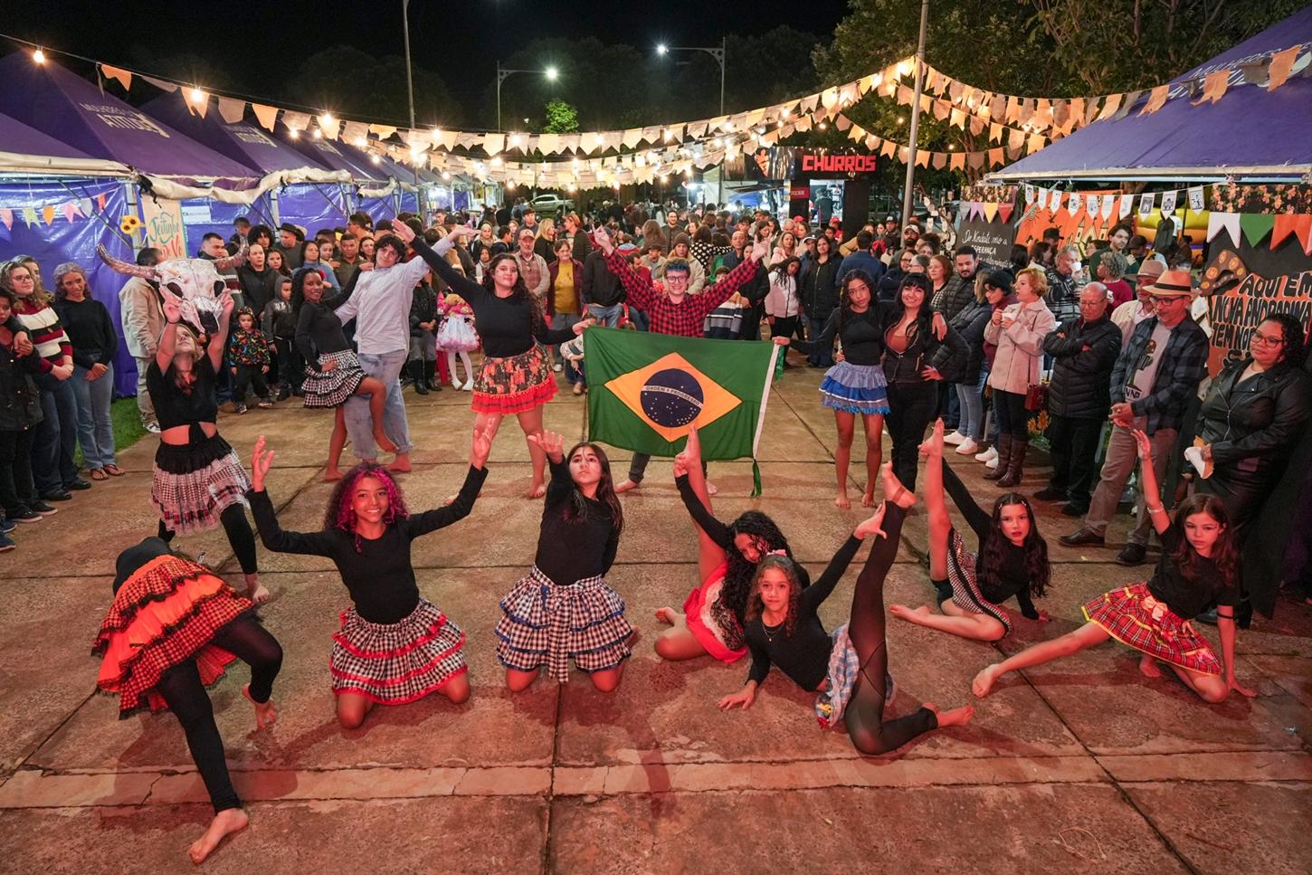 Mesmo com chuva, Feira Cultural Nordestina leva tradição e forró à Praça das Águas