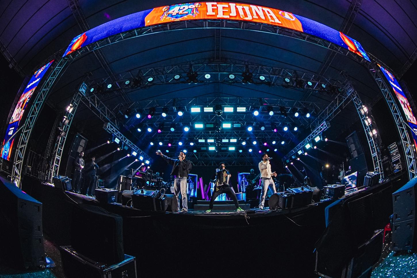 Queima da tradicional fogueira e show de Danilo e Davi marcam encerramento da 42ª Fejuna
