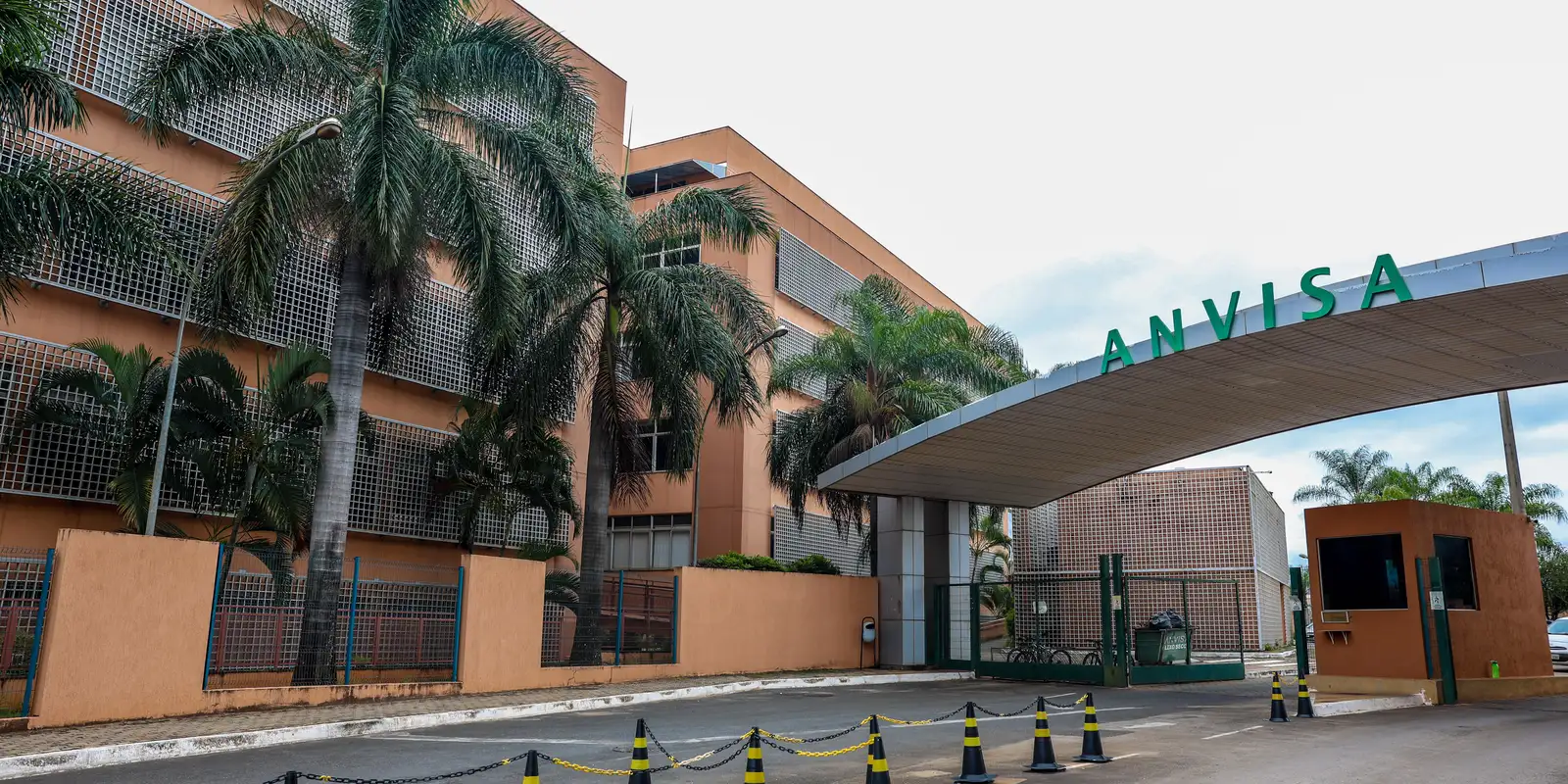 Anvisa proíbe fabricação e venda de 12 produtos de limpeza; confira 