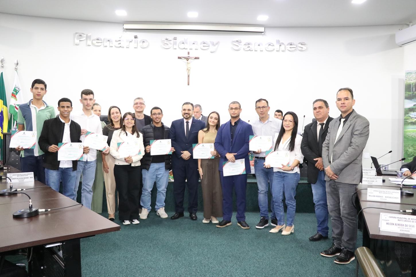 Medalhistas da Escola Anglo Nova Andradina são condecorados por desempenho na Olimpíada de Educação Financeira