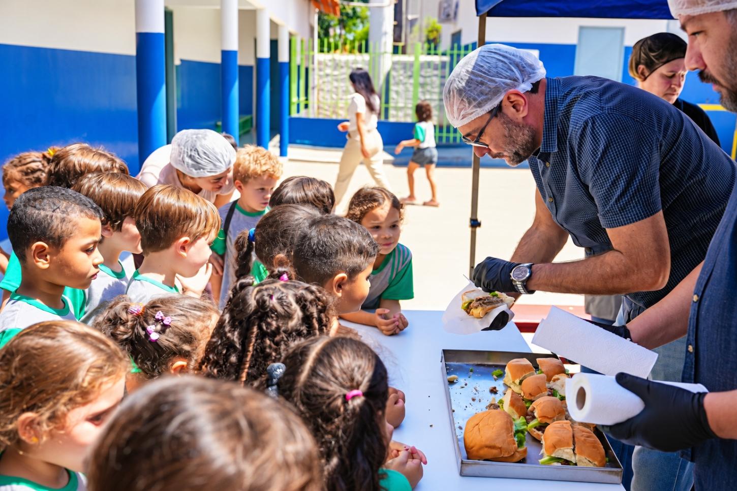 Hambúrguer chega à merenda escolar de Nova Andradina e faz a alegria dos estudantes