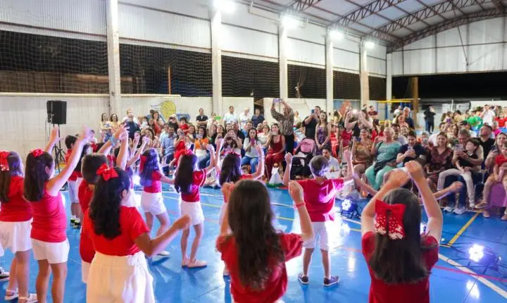 Apresentações de Natal encerram as atividades do ano letivo do colégio Anglo Nova Andradina 