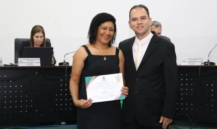 Do portão da escola à memória de gerações: Tia Sol recebe homenagem da Câmara
