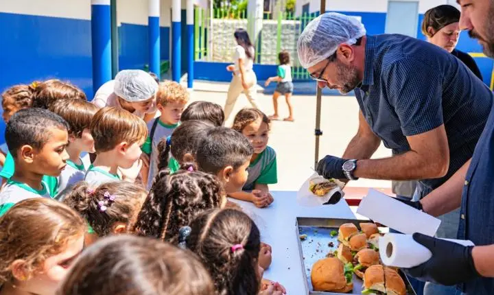 Hambúrguer chega à merenda escolar de Nova Andradina e faz a alegria dos estudantes
