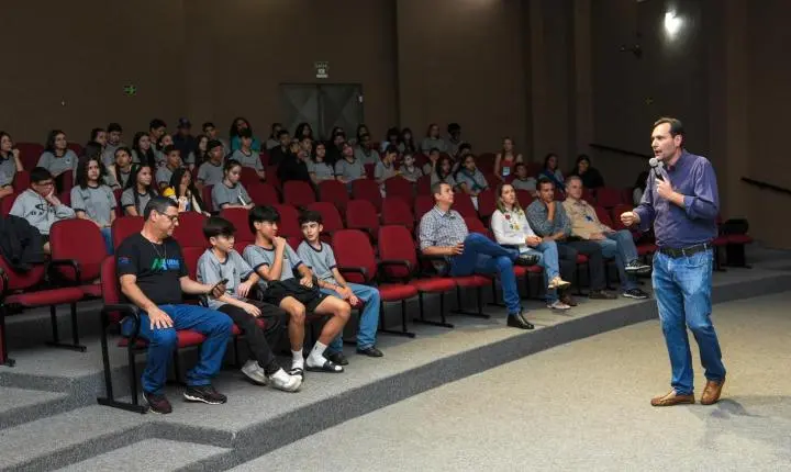 I Feira de Profissões conecta juventude de Nova Andradina ao futuro