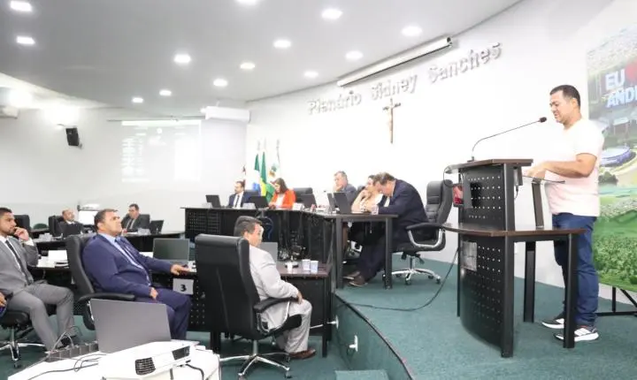 Legislativo celebra conquistas da Escola Municipal Luís Cláudio Josué, tricampeã de futsal no Jena