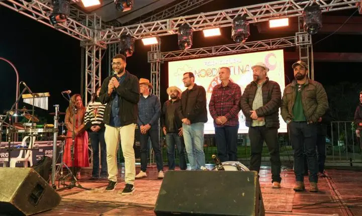 Mesmo com chuva, Feira Cultural Nordestina leva tradição e forró à Praça das Águas