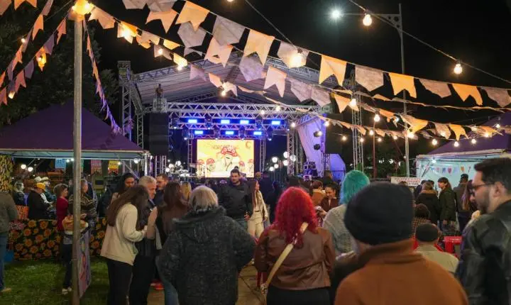 Mesmo com chuva, Feira Cultural Nordestina leva tradição e forró à Praça das Águas
