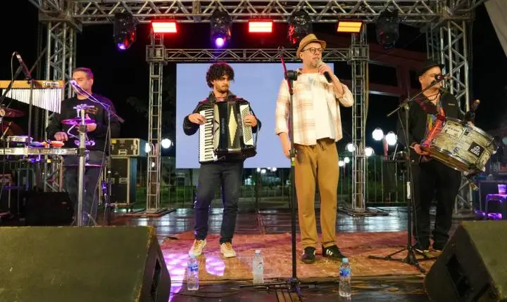 Mesmo com chuva, Feira Cultural Nordestina leva tradição e forró à Praça das Águas