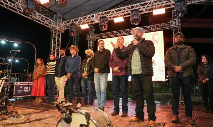 Mesmo com chuva, Feira Cultural Nordestina leva tradição e forró à Praça das Águas
