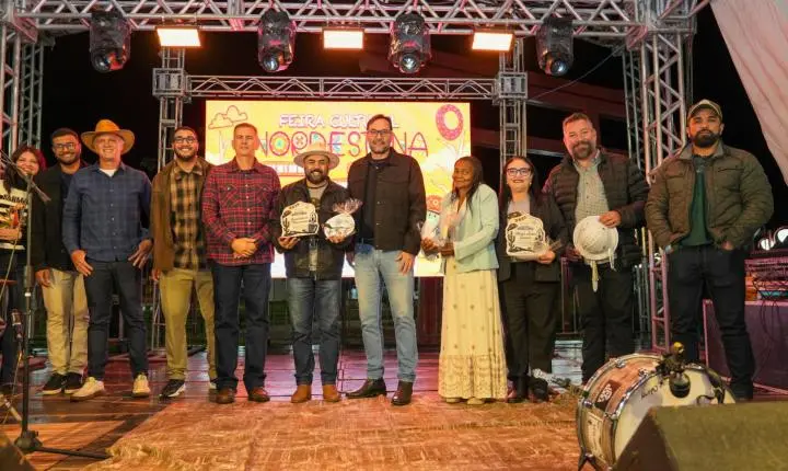 Mesmo com chuva, Feira Cultural Nordestina leva tradição e forró à Praça das Águas