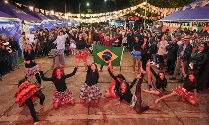 Mesmo com chuva, Feira Cultural Nordestina leva tradição e forró à Praça das Águas