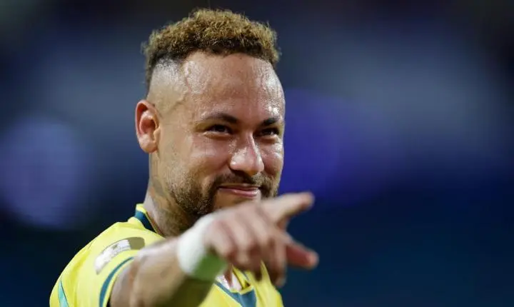 Neymar chora em retorno à seleção brasileira e desabafa sobre tempo afastado