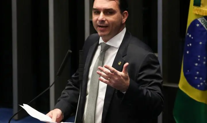 PGR pede que Flávio Bolsonaro seja ouvido por suposta calúnia contra Lula