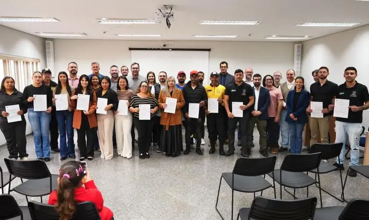Prefeitura dá posse a 17 novos servidores e reforça serviços à população