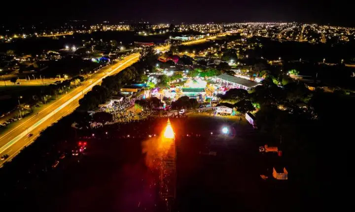 Queima da tradicional fogueira e show de Danilo e Davi marcam encerramento da 42ª Fejuna