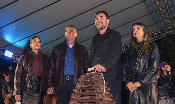 Queima da tradicional fogueira e show de Danilo e Davi marcam encerramento da 42ª Fejuna